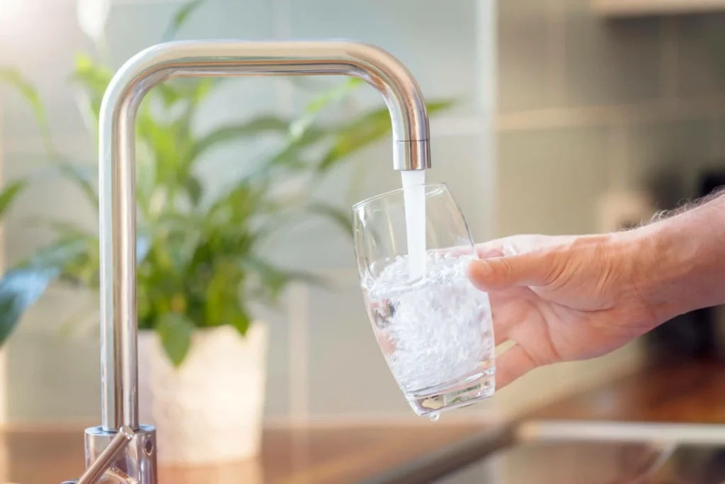 klares Wasser aus Wasserhahn in Glas